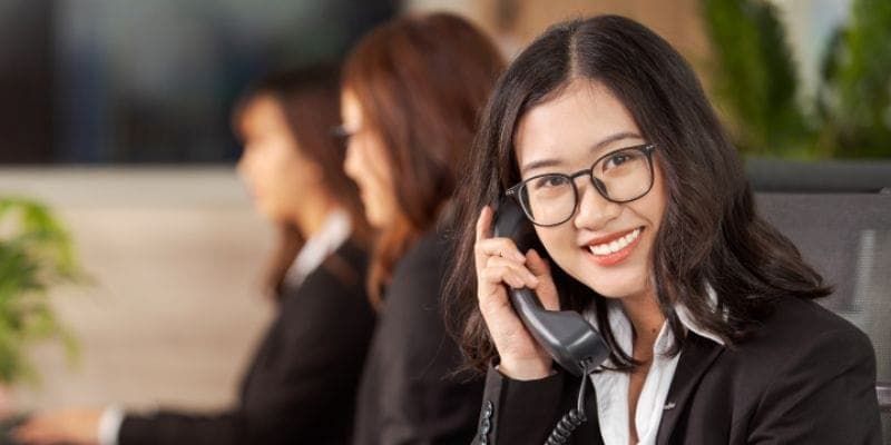Nếu thắc mắc của bạn có tính chất chung chung, bạn có thể kiểm tra mục FAQ trên website để tìm câu trả lời nhanh chóng. Khi gửi yêu cầu hỗ trợ từ nhà cái, hãy cung cấp đầy đủ thông tin như tên tài khoản, số ID giao dịch (nếu có) và mô tả chi tiết để nhân viên hỗ trợ dễ dàng xử lý hơn. Trong trường hợp liên quan đến rút tiền, nên kèm theo hình ảnh giao dịch để tăng tốc độ xác minh. Trước khi bạn liên hệ với bộ phận hỗ trợ, hãy xác định rõ vấn đề mà bạn đang gặp phải như lỗi đăng nhập, gặp trục trặc trong giao dịch nạp/rút tiền, hay không nhận được tiền thưởng. Sau đó, hãy chọn kênh hỗ trợ phù hợp như Live Chat hoặc Hotline nếu cần phản hồi ngay lập tức, hoặc Email nếu vấn đề liên quan đến tài khoản và cần đầy đủ chứng từ.