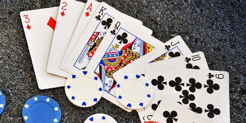 Trò bài tiến lên là một game bài phổ biến tại Việt Nam, sử dụng bộ bài Tây 52 lá và có hai biến thể chính là Tiến Lên Miền Nam và Tiến Lên Miền Bắc. Mỗi biến thể có luật chơi riêng, tuy nhiên đều yêu cầu người chơi phải có đầu óc nhạy bén và chiến lược hợp lý. Để chiến thắng, bạn cần theo dõi đối thủ và ra bài một cách thông minh. Trò Chơi Bài Tiến Lên Tại 188BET – Hướng Dẫn Chi Tiết Cho Người Chơi Phần 2